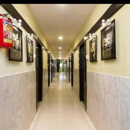 Hotel Swaraj Logde Panvel Kültér fotó