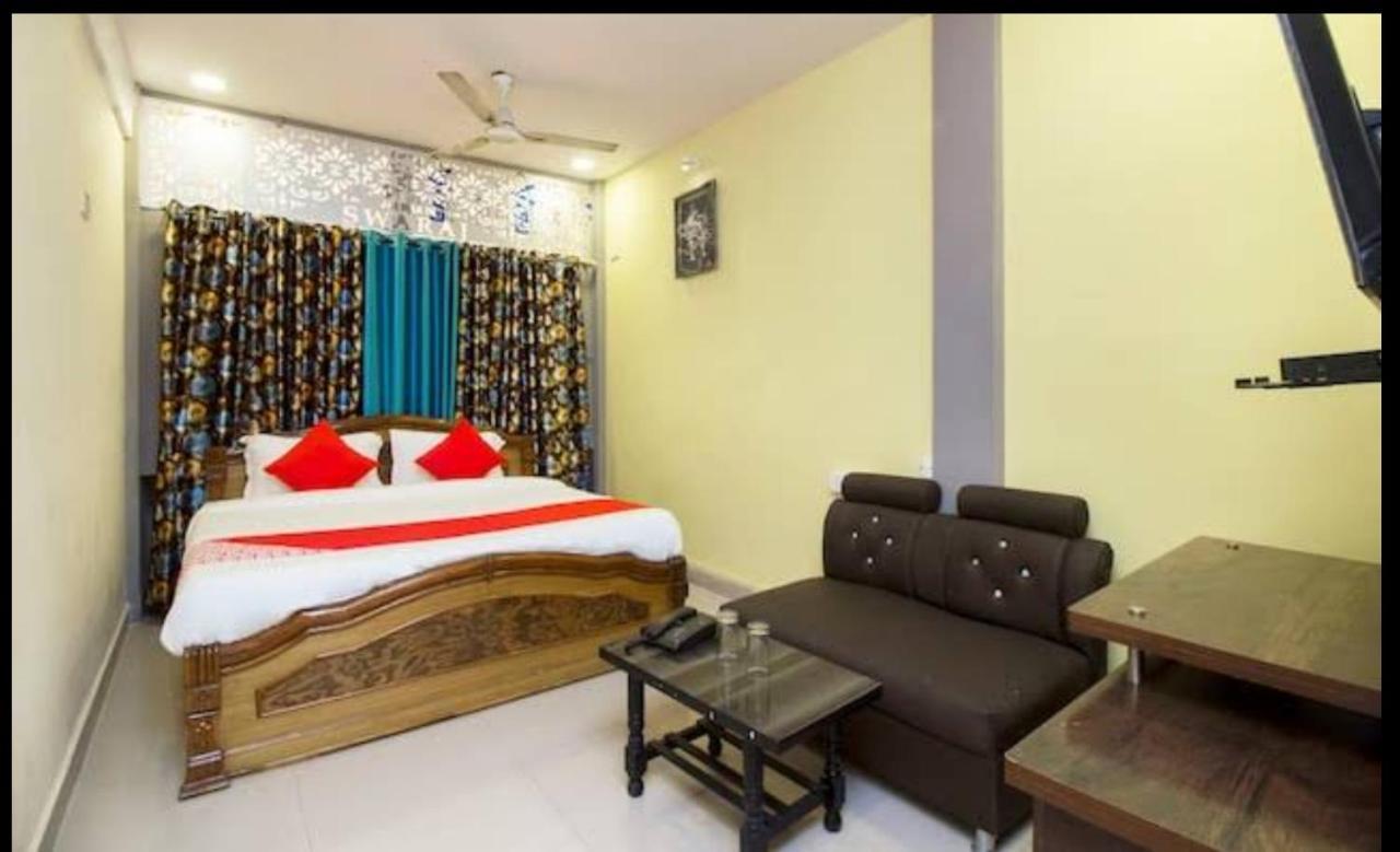 Hotel Swaraj Logde Panvel Kültér fotó