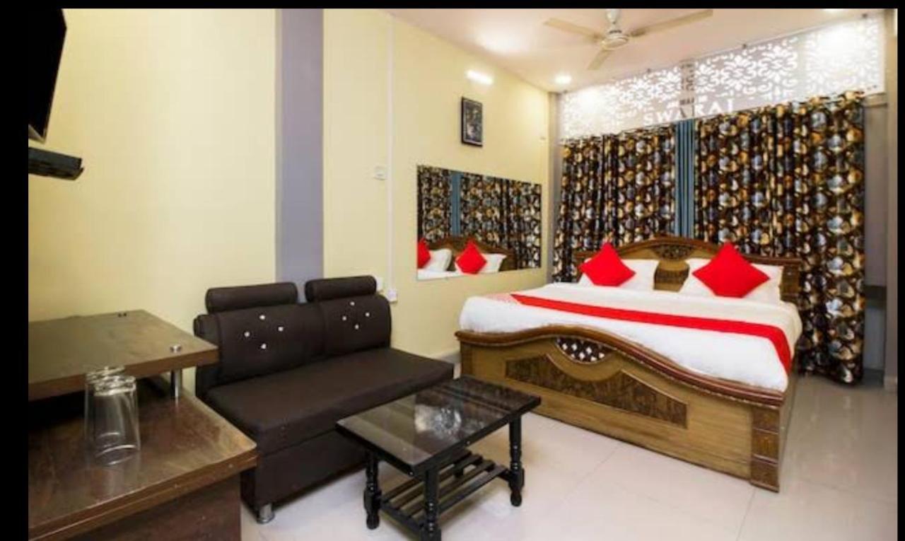 Hotel Swaraj Logde Panvel Kültér fotó