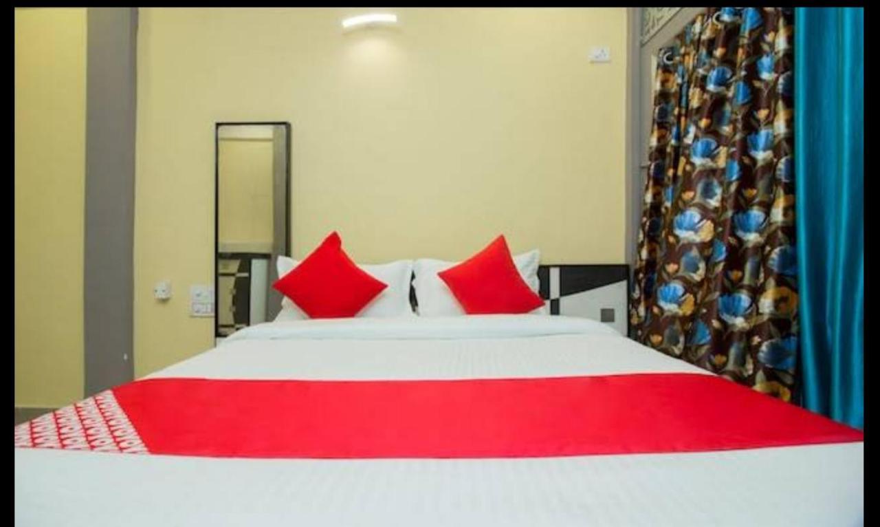 Hotel Swaraj Logde Panvel Kültér fotó