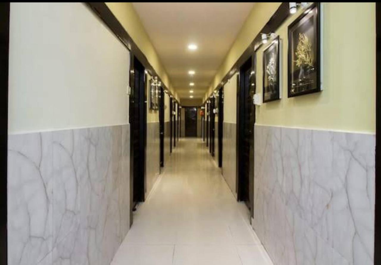 Hotel Swaraj Logde Panvel Kültér fotó