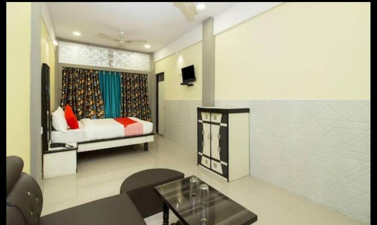 Hotel Swaraj Logde Panvel Kültér fotó