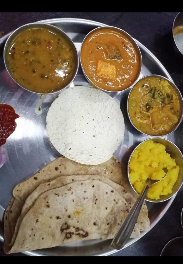 Hotel Swaraj Logde Panvel Kültér fotó